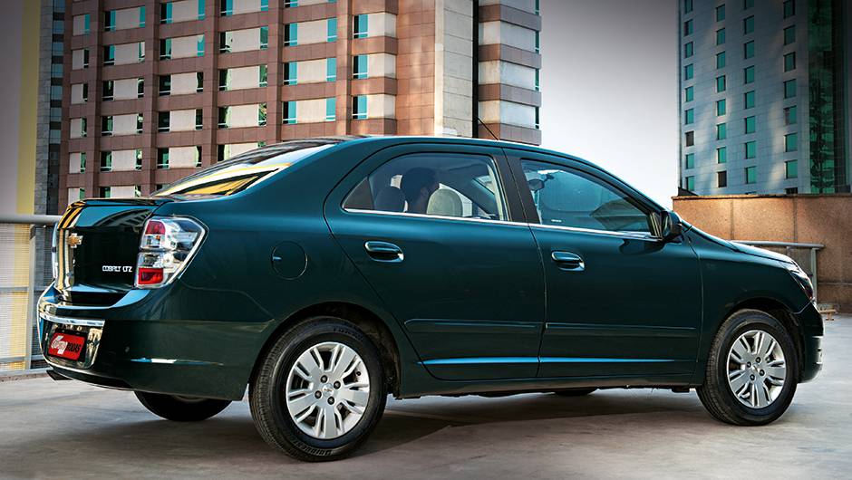 Lanterna incolor diferencia o Cobalt 1.8 das vers&otilde;es com motor 1.4 | <a href="https://quatrorodas.abril.com.br/carros/comparativos/cobalt-x-prisma-756506.shtml" rel="migration">Leia mais</a>