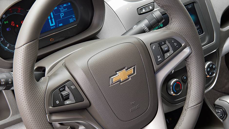 Volante multifun&ccedil;&atilde;o &eacute; mais completo | <a href="https://quatrorodas.abril.com.br/carros/comparativos/cobalt-x-prisma-756506.shtml" rel="migration">Leia mais</a>