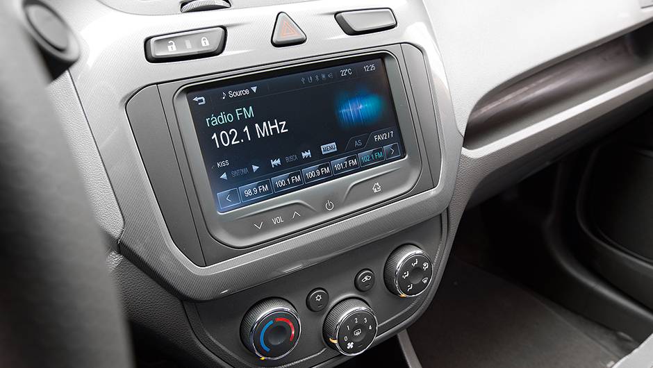 MyLink, no Cobalt, s&oacute; na linha 2014 | <a href="https://quatrorodas.abril.com.br/carros/comparativos/cobalt-x-prisma-756506.shtml" rel="migration">Leia mais</a>