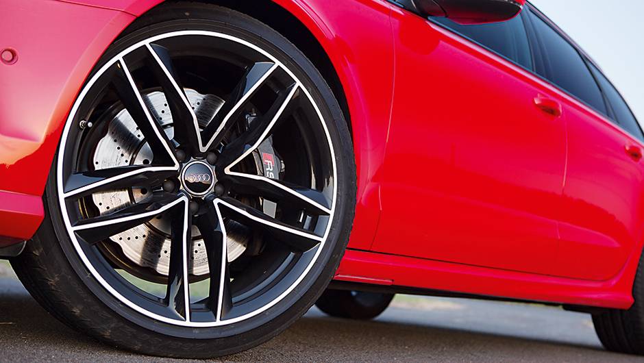 Disco ventilado e perfurado na roda aro 21 | <a href="https://quatrorodas.abril.com.br/carros/testes/audi-rs-6-avant-759563.shtml" rel="migration">Leia mais</a>