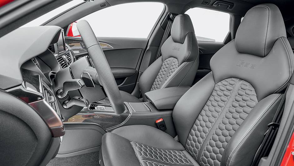 Apesar de concha, banco &eacute; muito confort&aacute;vel | <a href="https://quatrorodas.abril.com.br/carros/testes/audi-rs-6-avant-759563.shtml" rel="migration">Leia mais</a>