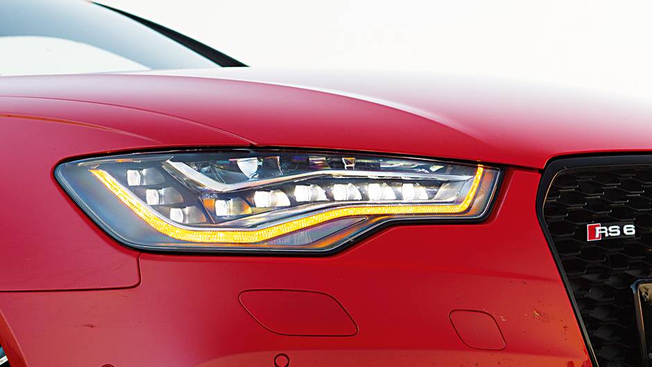 Bloco &oacute;ptico feito integralmente de led | <a href="https://quatrorodas.abril.com.br/carros/testes/audi-rs-6-avant-759563.shtml" rel="migration">Leia mais</a>