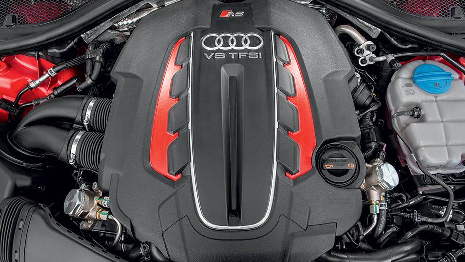 V8 4.0: pot&ecirc;ncia espec&iacute;fica de 140 cv/litro | <a href="https://quatrorodas.abril.com.br/carros/testes/audi-rs-6-avant-759563.shtml" rel="migration">Leia mais</a>