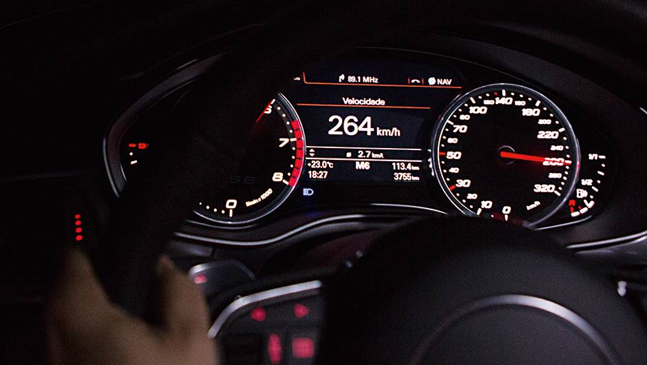 Em altas velocidades, o motor &eacute; V8;... | <a href="https://quatrorodas.abril.com.br/carros/testes/audi-rs-6-avant-759563.shtml" rel="migration">Leia mais</a>