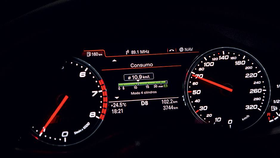 ... para economizar, ele vira um V4 | <a href="https://quatrorodas.abril.com.br/carros/testes/audi-rs-6-avant-759563.shtml" rel="migration">Leia mais</a>