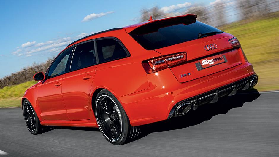 Carroceria SW tem aerof&oacute;lio e extrator de ar na traseira | <a href="https://quatrorodas.abril.com.br/carros/testes/audi-rs-6-avant-759563.shtml" rel="migration">Leia mais</a>