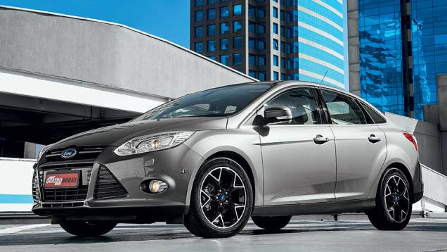 Rodas pretas dão toque transgressor ao comportado estilo de sedã | <a href="https://quatrorodas.abril.com.br/carros/testes/ford-focus-sedan-759561.shtml" rel="migration">Leia mais</a>