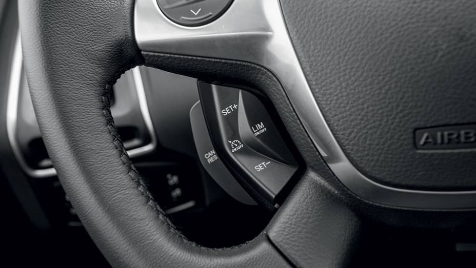 Botões para manter mãos no volante | <a href="http://quatrorodas.abril.com.br/carros/testes/ford-focus-sedan-759561.shtml" rel="migration">Leia mais</a>