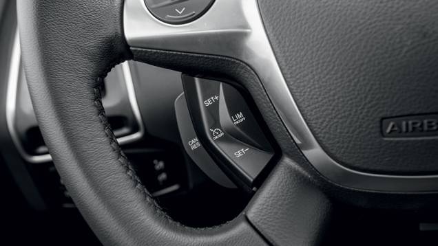 Botões para manter mãos no volante | <a href="https://quatrorodas.abril.com.br/carros/testes/ford-focus-sedan-759561.shtml" rel="migration">Leia mais</a>