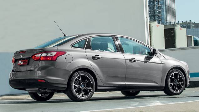 Linha de teto disfarça o porta-malas | <a href="https://quatrorodas.abril.com.br/carros/testes/ford-focus-sedan-759561.shtml" rel="migration">Leia mais</a>