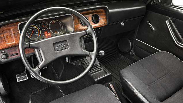 A direção rápida ajudava nas discretas saídas de traseira | <a href="https://quatrorodas.abril.com.br/carros/classicos-brasileiros/chevrolet-chevette-hatch-760503.shtml" rel="migration">Leia mais</a> A direção rápida ajudava nas discretas saídas de traseira | <a href="https://quatrorodas.abril.com.br/carros/classicos-brasileiros/chevrolet-chevette-hatch-760503.shtml" rel="migration">Leia mais</a>