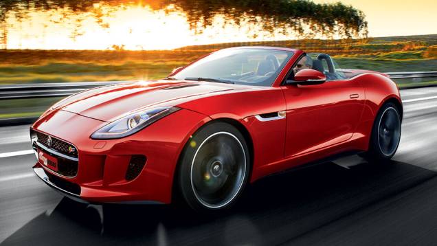 O F-Type acelera de 0 a 100 km/h em 4,2 segundos e vai a 300 km/h | <a href="https://quatrorodas.abril.com.br/carros/testes/jaguar-f-type-v8-s-760605.shtml" rel="migration">Leia mais</a>