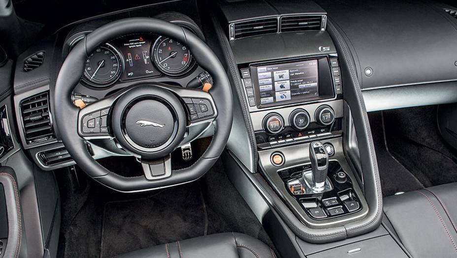 Cockpit tem comandos com acionamento fácil e intuitivo | <a href="https://quatrorodas.abril.com.br/carros/testes/jaguar-f-type-v8-s-760605.shtml" rel="migration">Leia mais</a>