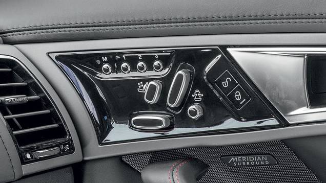 Os bancos oferecem ajustes elétricos para distância e altura e inclinação, além de posição e volume do apoio lombar e dos apoios laterais, para acomodar e sustentar o corpo do motorista em qualquer manobra | <a href="https://quatrorodas.abril.com.br/carros" rel="migration"></a> Os bancos oferecem ajustes elétricos para distância e altura e inclinação, além de posição e volume do apoio lombar e dos apoios laterais, para acomodar e sustentar o corpo do motorista em qualquer manobra | <a href="https://quatrorodas.abril.com.br/carros" rel="migration"></a>