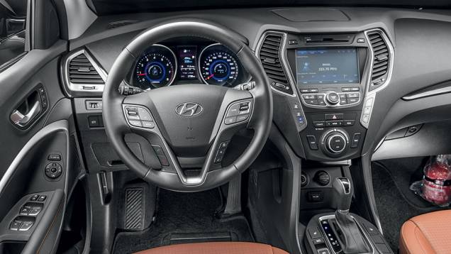 Interior caprichado é repleto de comandos. Há até um certo exagero de informações | <a href="https://quatrorodas.abril.com.br/carros/impressoes/hyundai-santa-fe-7-lugares-759289.shtml" rel="migration">Leia mais</a>