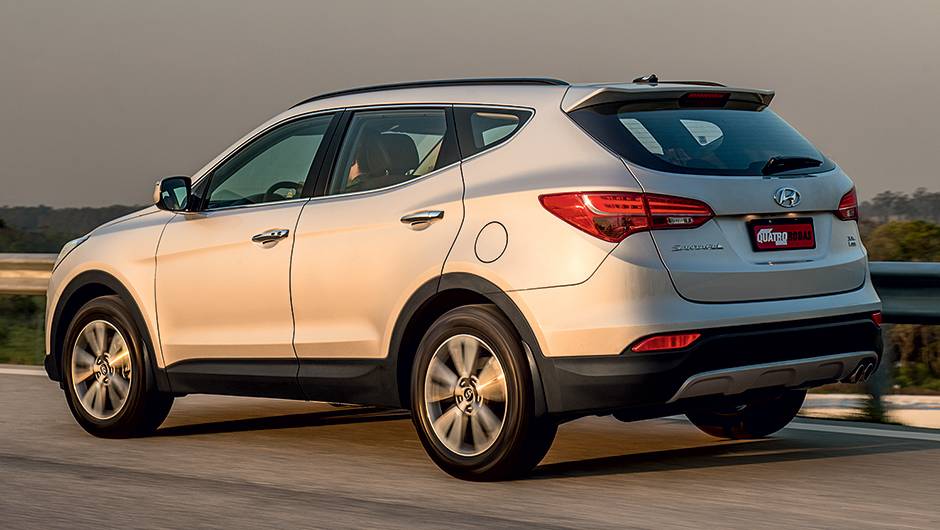Cintura elevada e janelas pequenas na parte de tr&aacute;s prejudicam a visibilidade em manobras | <a href="https://quatrorodas.abril.com.br/carros/impressoes/hyundai-santa-fe-7-lugares-759289.shtml" rel="migration">Leia mais</a>