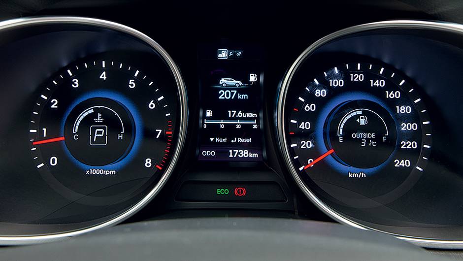 Quadro tem tela central de alta resolu&ccedil;&atilde;o | <a href="https://quatrorodas.abril.com.br/carros/impressoes/hyundai-santa-fe-7-lugares-759289.shtml" rel="migration">Leia mais</a>