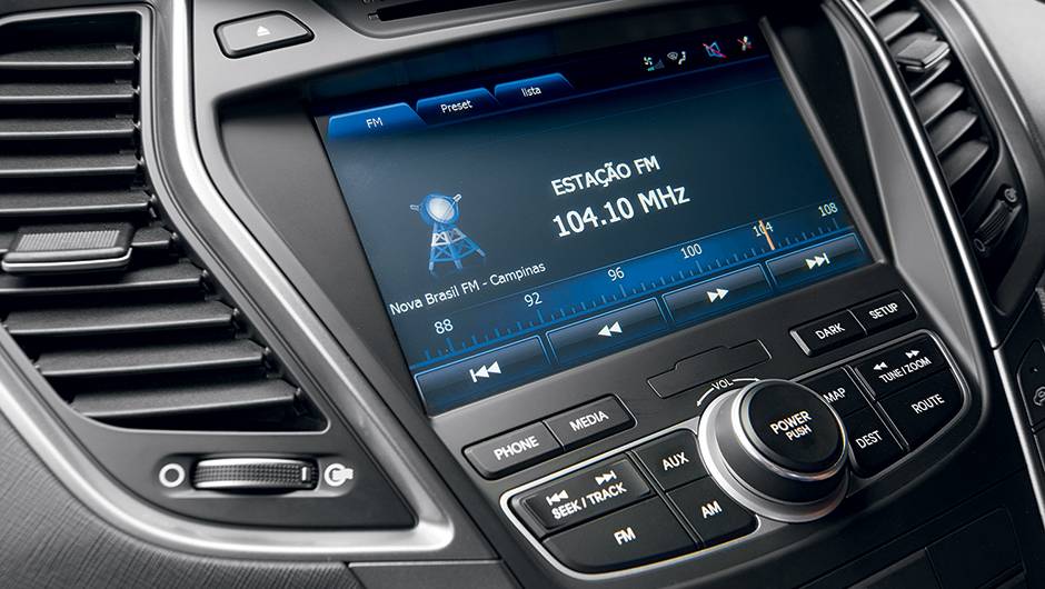 Central multim&iacute;dia funciona como num smartphone | <a href="https://quatrorodas.abril.com.br/carros/impressoes/hyundai-santa-fe-7-lugares-759289.shtml" rel="migration">Leia mais</a>