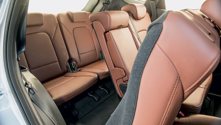 Mesmo os &uacute;ltimos assentos contam com conforto | <a href="https://quatrorodas.abril.com.br/carros/impressoes/hyundai-santa-fe-7-lugares-759289.shtml" rel="migration">Leia mais</a>