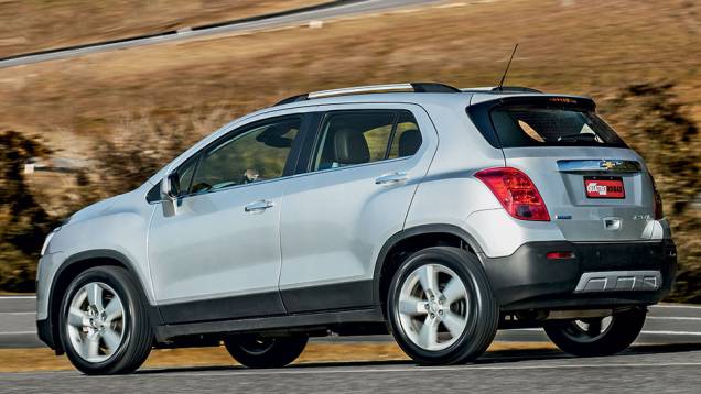 Rodas aro 18 e para-lamas largos dão volume ao perfil do Tracker | <a href="https://quatrorodas.abril.com.br/carros/testes/chevrolet-tracker-ltz-1-8-758669.shtml" rel="migration">Leia mais</a> Rodas aro 18 e para-lamas largos dão volume ao perfil do Tracker | <a href="https://quatrorodas.abril.com.br/carros/testes/chevrolet-tracker-ltz-1-8-758669.shtml" rel="migration">Leia mais</a>