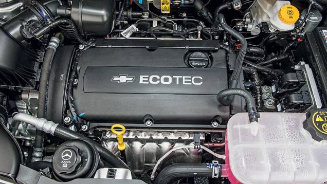 Motor é o mesmo do Cruze: um 1.8 com duplo comando de válvulas e coletor de admissão variáveis | <a href="https://quatrorodas.abril.com.br/carros/testes/chevrolet-tracker-ltz-1-8-758669.shtml" rel="migration">Leia mais</a>