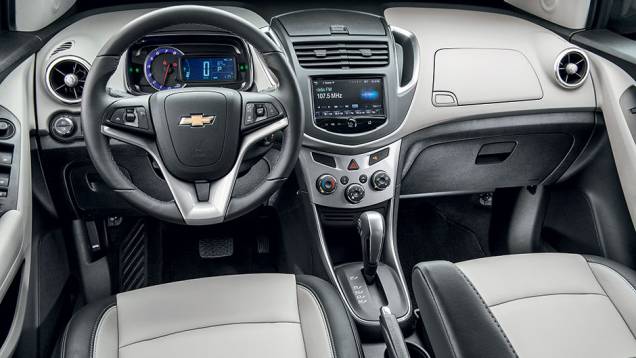 Cabine tem porta-objetos no painel, console central e portas | <a href="https://quatrorodas.abril.com.br/carros/testes/chevrolet-tracker-ltz-1-8-758669.shtml" rel="migration">Leia mais</a>