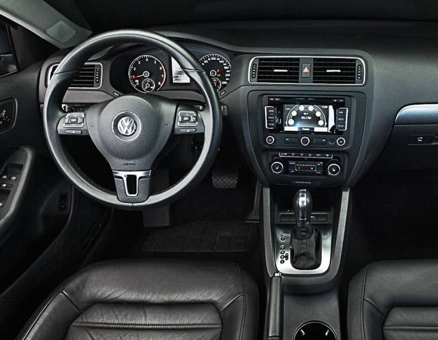 Sistema de som do Jetta tem tela sensível ao toque | <a href="https://quatrorodas.abril.com.br/carros/comparativos/confronto-vw-golf-gti-jetta-fusca-760603.shtml" rel="migration">Leia mais</a> Sistema de som do Jetta tem tela sensível ao toque | <a href="https://quatrorodas.abril.com.br/carros/comparativos/confronto-vw-golf-gti-jetta-fusca-760603.shtml" rel="migration">Leia mais</a>