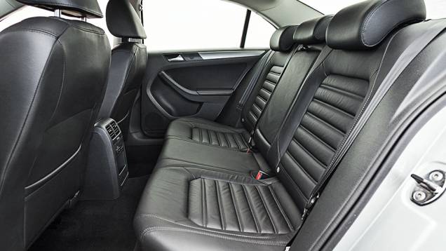 Atrás, saídas de ar dedicadas | <a href="https://quatrorodas.abril.com.br/carros/comparativos/confronto-vw-golf-gti-jetta-fusca-760603.shtml" rel="migration">Leia mais</a> Atrás, saídas de ar dedicadas | <a href="https://quatrorodas.abril.com.br/carros/comparativos/confronto-vw-golf-gti-jetta-fusca-760603.shtml" rel="migration">Leia mais</a>