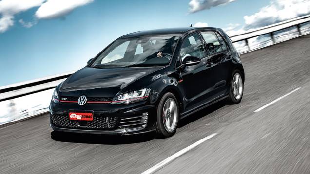 Esportividade no Golf é visual e agressiva | <a href="https://quatrorodas.abril.com.br/carros/comparativos/confronto-vw-golf-gti-jetta-fusca-760603.shtml" rel="migration">Leia mais</a>