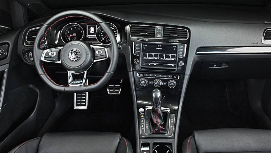 GTI é mais equipado, mas cobra caro pelo adicional | <a href="https://quatrorodas.abril.com.br/carros/comparativos/confronto-vw-golf-gti-jetta-fusca-760603.shtml" rel="migration">Leia mais</a>