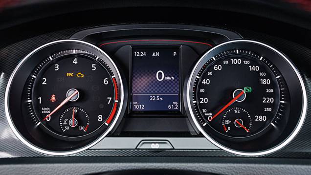 Painel conta com tela de alta resolução | <a href="https://quatrorodas.abril.com.br/carros/comparativos/confronto-vw-golf-gti-jetta-fusca-760603.shtml" rel="migration">Leia mais</a> Painel conta com tela de alta resolução | <a href="https://quatrorodas.abril.com.br/carros/comparativos/confronto-vw-golf-gti-jetta-fusca-760603.shtml" rel="migration">Leia mais</a>
