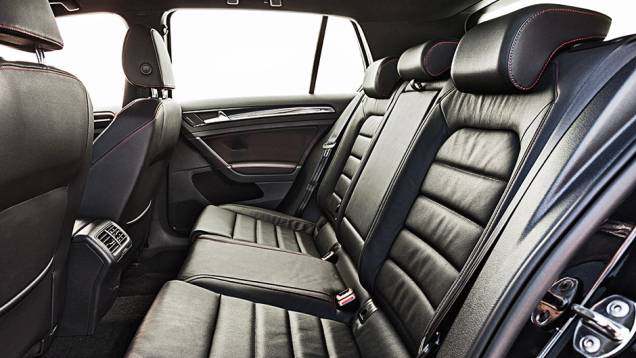 Atrás há três lugares, mas só dois se acomodam com conforto | <a href="https://quatrorodas.abril.com.br/carros/comparativos/confronto-vw-golf-gti-jetta-fusca-760603.shtml" rel="migration">Leia mais</a> Atrás há três lugares, mas só dois se acomodam com conforto | <a href="https://quatrorodas.abril.com.br/carros/comparativos/confronto-vw-golf-gti-jetta-fusca-760603.shtml" rel="migration">Leia mais</a>