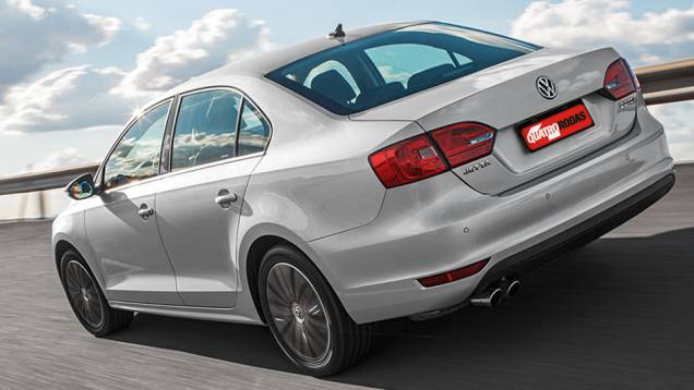 Traseira conservadora do Jetta tem jeitão de Audi | <a href="https://quatrorodas.abril.com.br/carros/comparativos/confronto-vw-golf-gti-jetta-fusca-760603.shtml" rel="migration">Leia mais</a>