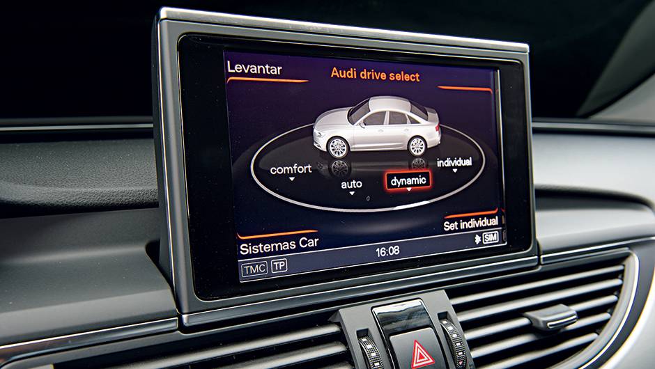 Com o carro desligado, tela &eacute; recolhida | <a href="https://quatrorodas.abril.com.br/carros/impressoes/audi-s6-762842.shtml" rel="migration">Leia mais</a>