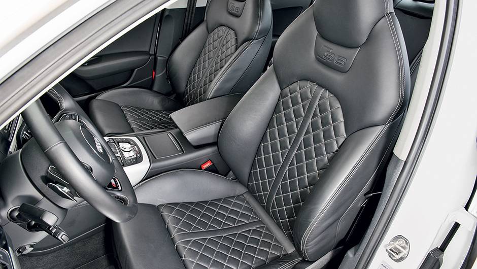 Bancos confort&aacute;veis com apoio lateral | <a href="https://quatrorodas.abril.com.br/carros/impressoes/audi-s6-762842.shtml" rel="migration">Leia mais</a>
