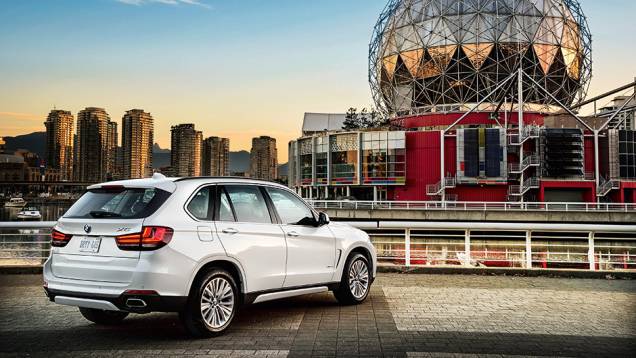 Novo vinco lateral ascendente reforça a ideia de movimento | <a href="https://quatrorodas.abril.com.br/carros/impressoes/bmw-x5-764008.shtml" rel="migration">Leia mais</a>