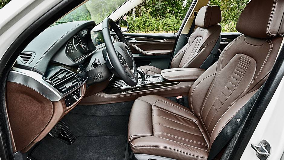 Regulagem el&eacute;trica do banco com mem&oacute;ria de s&eacute;rie | <a href="https://quatrorodas.abril.com.br/carros/impressoes/bmw-x5-764008.shtml" rel="migration">Leia mais</a>