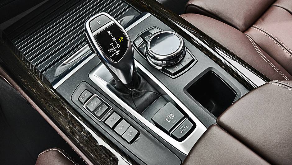 C&acirc;mbio autom&aacute;tico de oito marchas e tra&ccedil;&atilde;o 4x4 | <a href="https://quatrorodas.abril.com.br/carros/impressoes/bmw-x5-764008.shtml" rel="migration">Leia mais</a>
