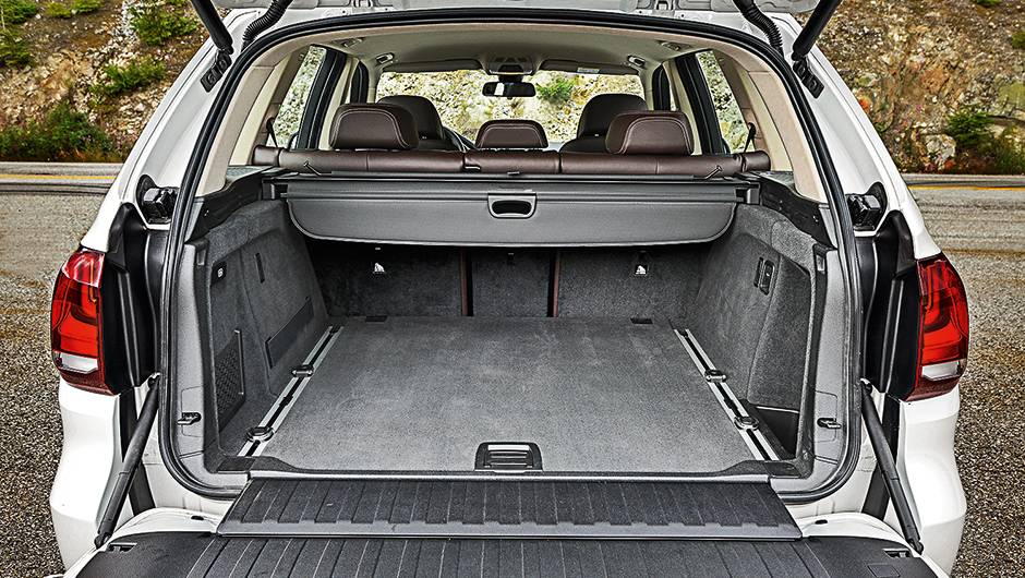 Tampa traseira &eacute; bipartida e abre e fecha eletricamente | <a href="https://quatrorodas.abril.com.br/carros/impressoes/bmw-x5-764008.shtml" rel="migration">Leia mais</a>