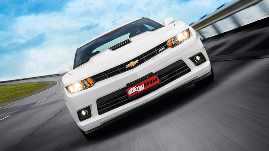 Mudanças visuais deixaram o novo Camaro com cara de poucos amigos | <a href="https://quatrorodas.abril.com.br/carros/testes/chevrolet-camaro-ss-763989.shtml" rel="migration">Leia mais</a>