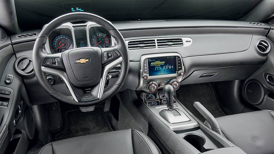Os mostradores redondos com molduras quadradas remetem &agrave; primeira vers&atilde;o do Camaro | <a href="https://quatrorodas.abril.com.br/carros/testes/chevrolet-camaro-ss-763989.shtml" rel="migration">Leia mais</a>
