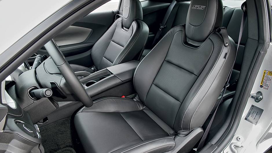 Banco do motorista tem ajustes el&eacute;tricos | <a href="https://quatrorodas.abril.com.br/carros/testes/chevrolet-camaro-ss-763989.shtml" rel="migration">Leia mais</a>