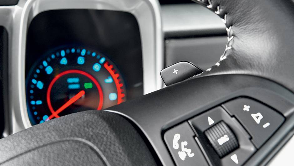 C&acirc;mbio autom&aacute;tico tem op&ccedil;&atilde;o de trocas manuais no volante | <a href="https://quatrorodas.abril.com.br/carros/testes/chevrolet-camaro-ss-763989.shtml" rel="migration">Leia mais</a>