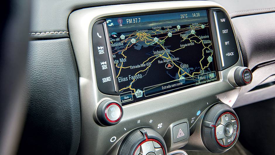 Central multim&iacute;dia incorpora GPS | <a href="https://quatrorodas.abril.com.br/carros/testes/chevrolet-camaro-ss-763989.shtml" rel="migration">Leia mais</a>