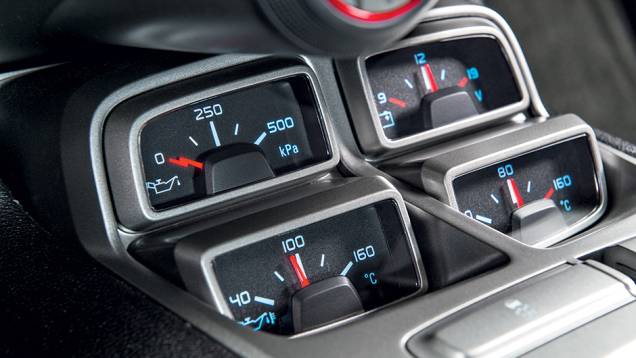 No console, há quatro instrumentos auxiliares | <a href="https://quatrorodas.abril.com.br/carros/testes/chevrolet-camaro-ss-763989.shtml" rel="migration">Leia mais</a>