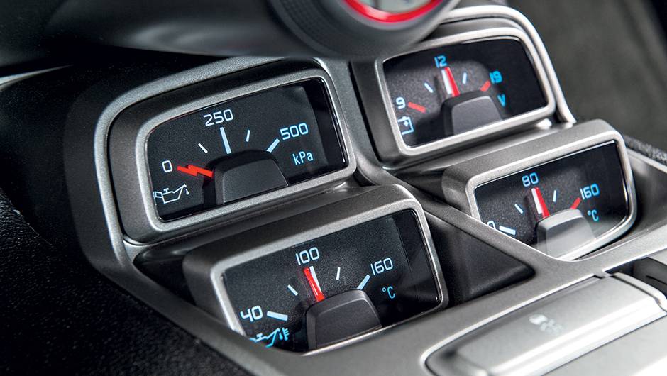 No console, h&aacute; quatro instrumentos auxiliares | <a href="https://quatrorodas.abril.com.br/carros/testes/chevrolet-camaro-ss-763989.shtml" rel="migration">Leia mais</a>