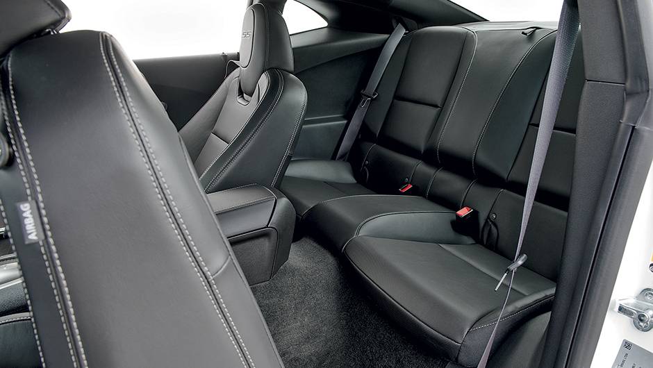 Atr&aacute;s o espa&ccedil;o &eacute; apertado | <a href="https://quatrorodas.abril.com.br/carros/testes/chevrolet-camaro-ss-763989.shtml" rel="migration">Leia mais</a>