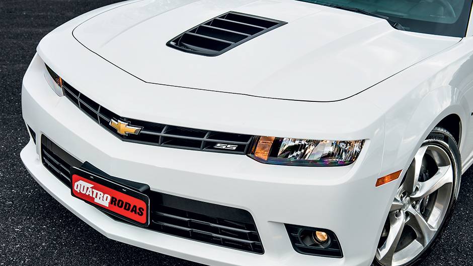 A abertura no cap&ocirc; ajuda na refrigera&ccedil;&atilde;o do motor e refor&ccedil;a o visual esportivo | <a href="https://quatrorodas.abril.com.br/carros/testes/chevrolet-camaro-ss-763989.shtml" rel="migration">Leia mais</a>