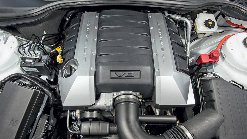 O V8 gera 406 cv de pot&ecirc;ncia | <a href="https://quatrorodas.abril.com.br/carros/testes/chevrolet-camaro-ss-763989.shtml" rel="migration">Leia mais</a>