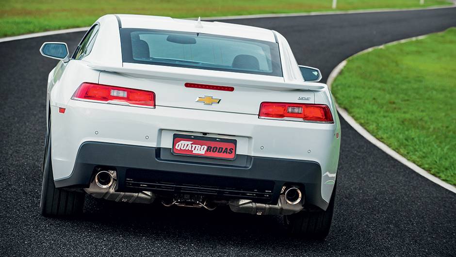 O aerof&oacute;lio ficou maior, as lanternas t&ecirc;m formato retangular e a &aacute;rea do difusor se estende at&eacute; a placa traseira | <a href="https://quatrorodas.abril.com.br/carros/testes/chevrolet-camaro-ss-763989.shtml" rel="migration">Leia mais</a>